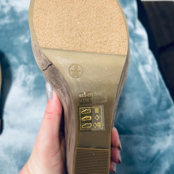 Womens beige Chinese Laundry wedges - Picture 5 of 5